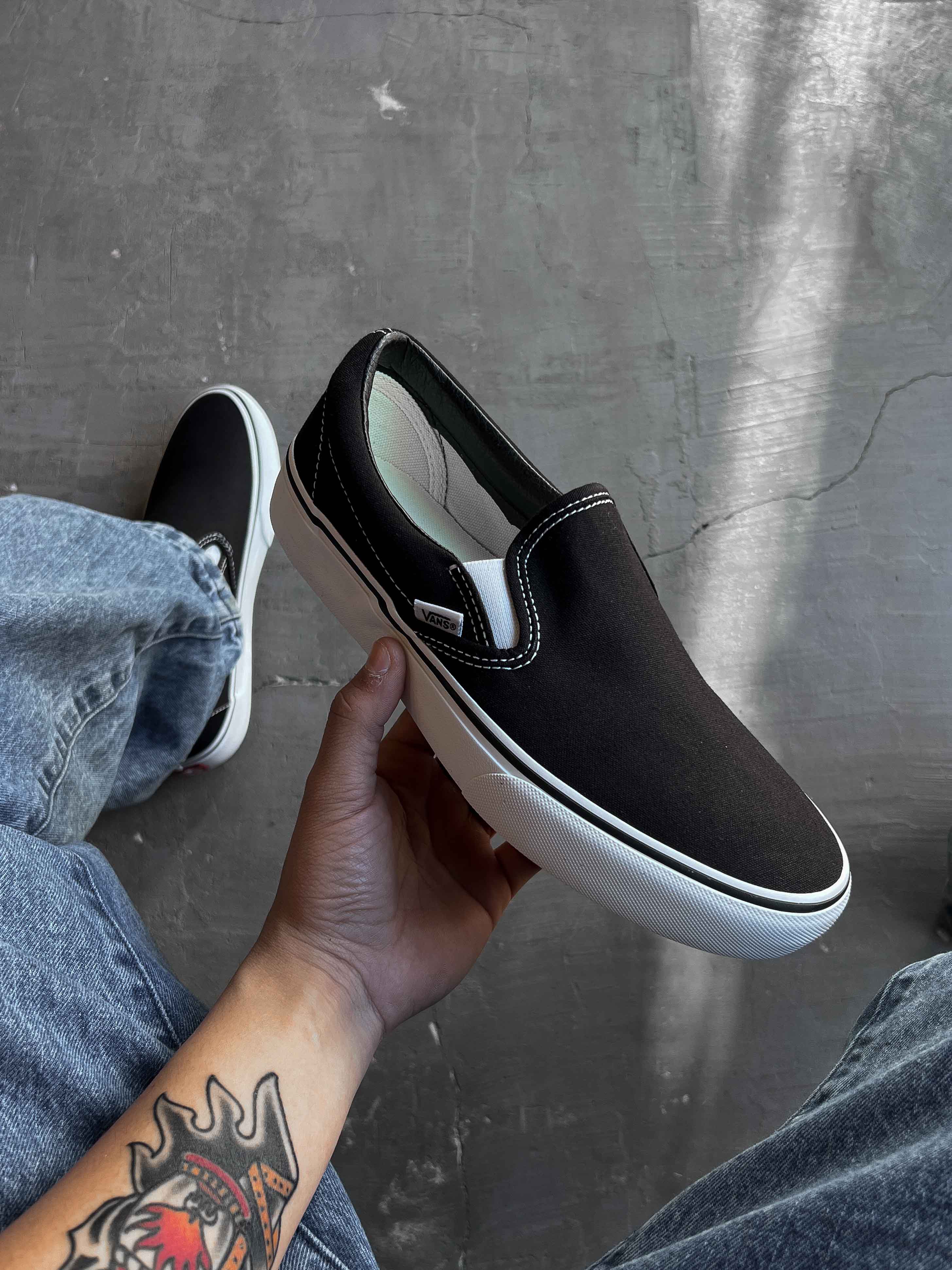 TÊNIS VANS SLIP-ON BLACK TEAHUPOO