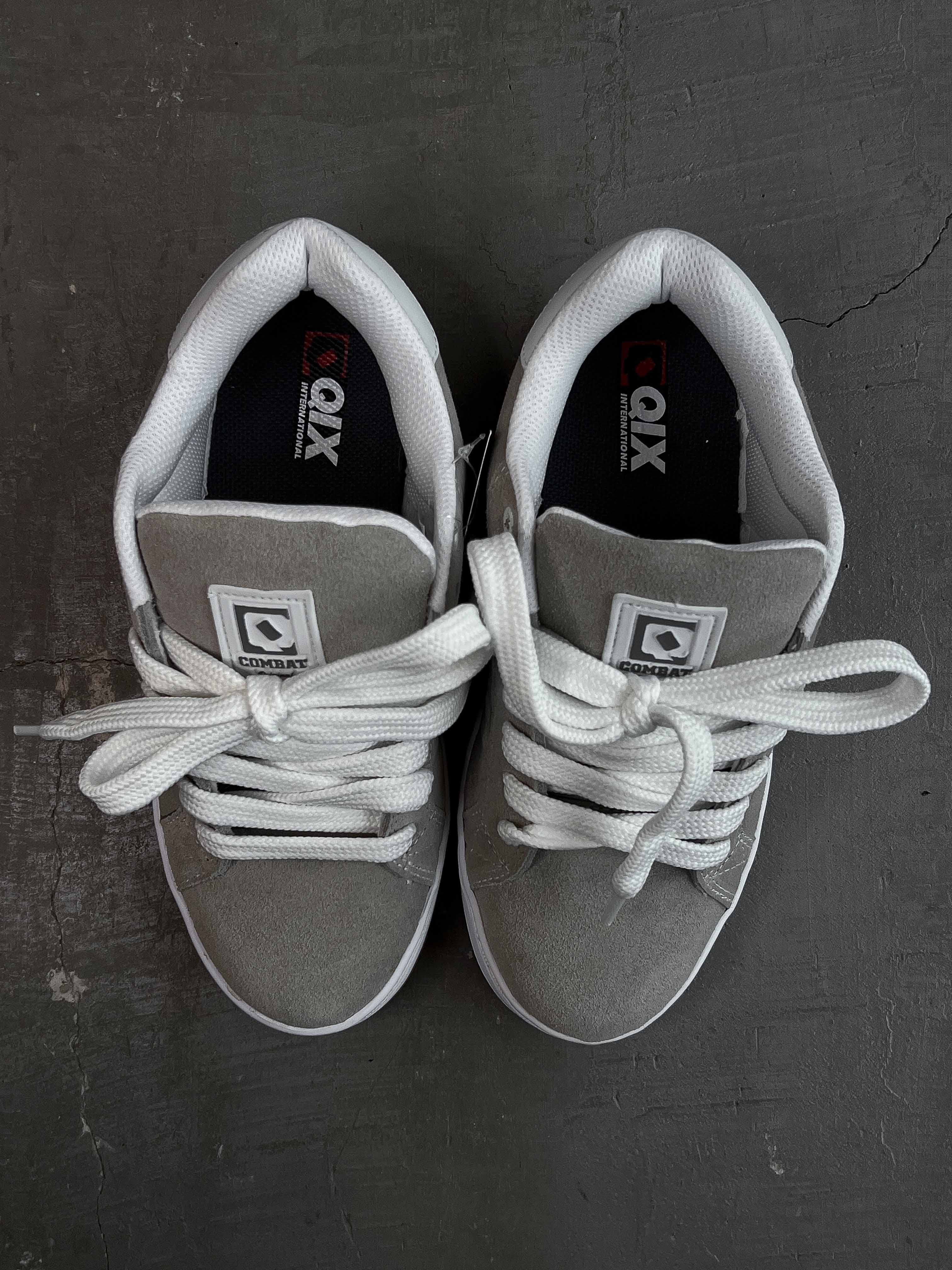 TÊNIS QIX COMBAT SUEDE CINZA E BRANCO NATURAL | TEAHUPOO